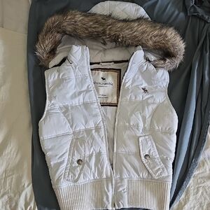Abercrombie & Fitch Kids Ivory Vest with Faux Fur Trim. Vintage 90s. Y2K